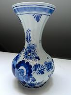 Delfts blauwe vaas met bloemmotief, Ophalen of Verzenden