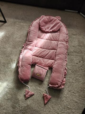 Soozie Baby Nestje Roze Velvet beschikbaar voor biedingen