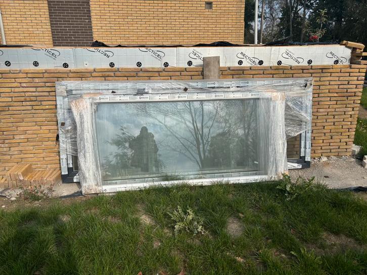 4 kunstof kozijnen, Doe-het-zelf en Verbouw, Kozijnen en Schuifpuien, Zo goed als nieuw, Raamkozijn, Kunststof, 75 tot 150 cm