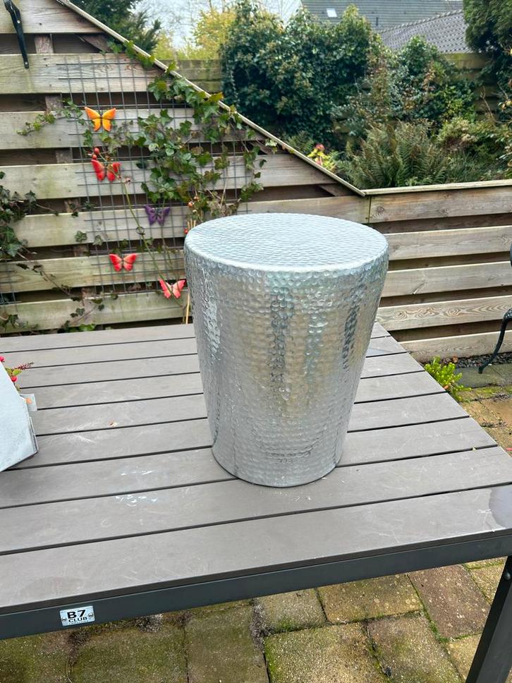 Zilverkleurig Bijzettafeltje/Plantenbak, Tuin en Terras, Bloembakken en Plantenbakken, Gebruikt, Metaal, Binnen, 30 tot 60 cm