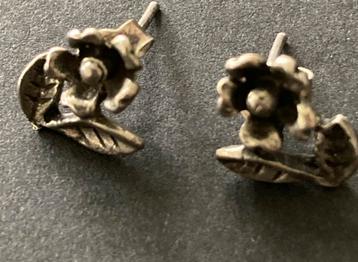 Bloemen oorknopjes zilver beschikbaar voor biedingen