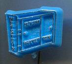 Wetsteijn Bouwpakketten blauw plastic speldje ( T_139 ), Verzamelen, Speldjes, Pins en Buttons, Verzenden, Nieuw, Merk, Speldje of Pin