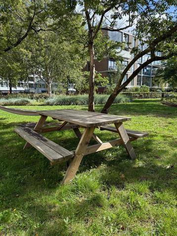 Picknick tafel beschikbaar voor biedingen