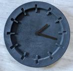 Pulp Time Round klok zwart - Zuiver, Huis en Inrichting, Woonaccessoires | Klokken, Ophalen of Verzenden, Zo goed als nieuw, Analoog