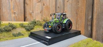 Fendt 724 Vario 1:32 Universal Hobbies  beschikbaar voor biedingen