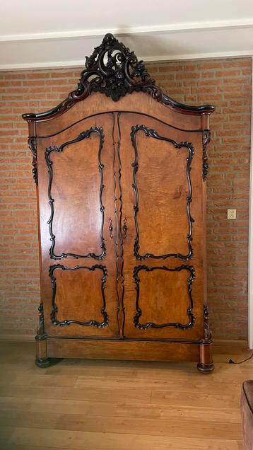 Antieke Notenhouten Kuifkast beschikbaar voor biedingen