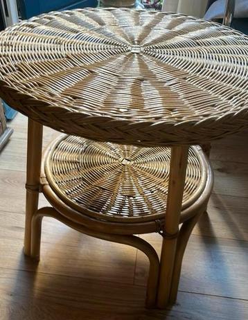 Rotan en rieten tafeltje beschikbaar voor biedingen