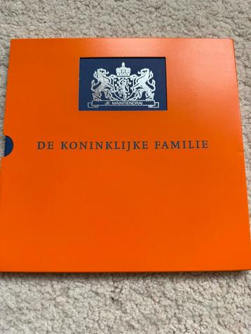 De koninklijke familie omslag boek zegels compleet beschikbaar voor biedingen