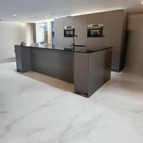 Prachtige exclusieve showroom keuken met kookeiland, Huis en Inrichting, Keuken | Complete keukens, Nieuw, Overige typen, Graniet of Steen
