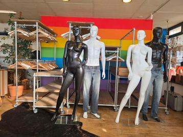 Kledingrekken + paspoppen + heel véél kleerhangers  beschikbaar voor biedingen