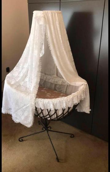 Vintage wieg retro met prachtig wit kant, smeedijzeren voet beschikbaar voor biedingen