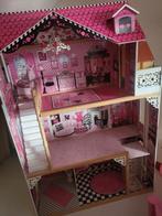 Barbiehuis Hout + Plastic incl. Barbies, Kleding & Meubels, Ophalen of Verzenden, Gebruikt, Poppenhuis