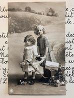 Meisjes met bolderkar bloemen (DD), Ophalen of Verzenden, Voor 1920, Gelopen, Kinderen