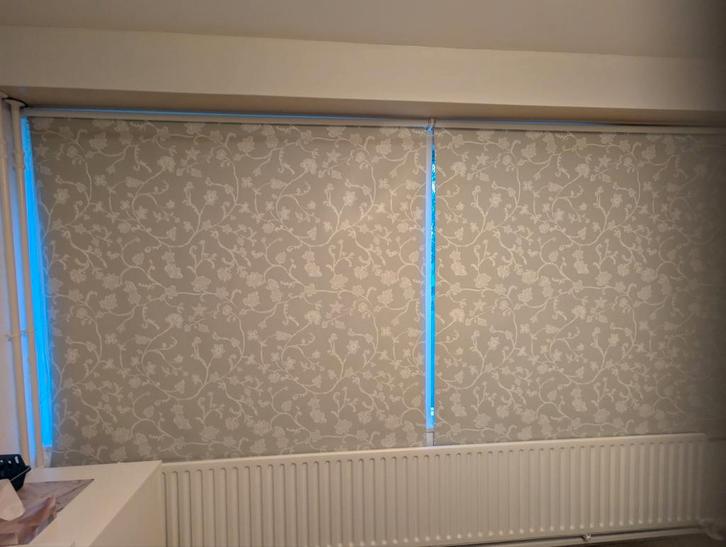2 verduisterende rolgordijnen, Huis en Inrichting, Stoffering | Gordijnen en Lamellen, Gebruikt, 150 tot 200 cm, 50 tot 100 cm