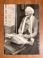 Brugge. De Bekendste der Kantwerkers., Verzamelen, Ansichtkaarten | Buitenland, Ophalen of Verzenden, 1960 tot 1980, Ongelopen