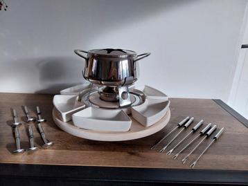 Fondueset met sausbakjes beschikbaar voor biedingen