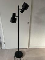 Zwarte vloerlamp met twee lichtpunten, Huis en Inrichting, Lampen | Vloerlampen, Ophalen, Zo goed als nieuw, Metaal, 100 tot 150 cm