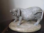 mooi levensecht varken beeld uit massief kunststof op hout, Antiek en Kunst, Ophalen of Verzenden