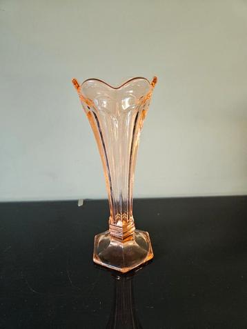 Vintage / Art Deco roze glazen vaas op voetje beschikbaar voor biedingen