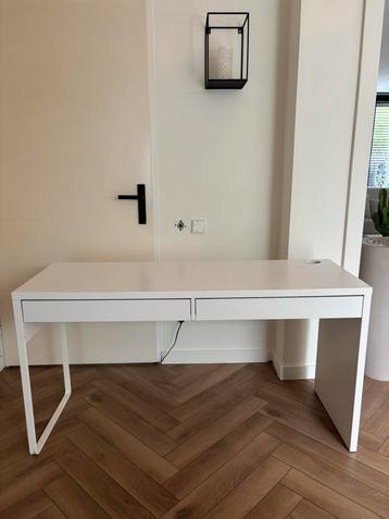 Bureau Besta Ikea beschikbaar voor biedingen