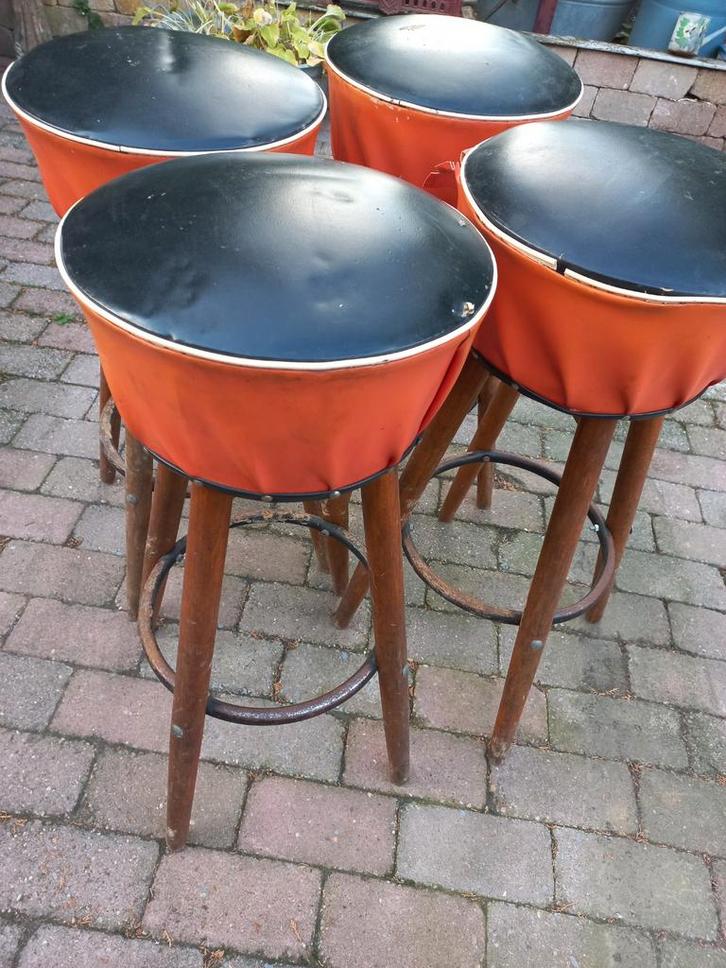 4 zwart/oranje Vintage antieke barkrukken bv in mancave., Huis en Inrichting, Barkrukken, Gebruikt, 60 tot 90 cm, 4 krukken, Ophalen
