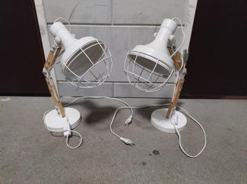 Twee witte bureaulampen  beschikbaar voor biedingen