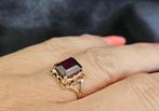 Gouden Vintage ring met edelsteen granaat. 2025/358., Ophalen of Verzenden, Goud, Ring, Met edelsteen