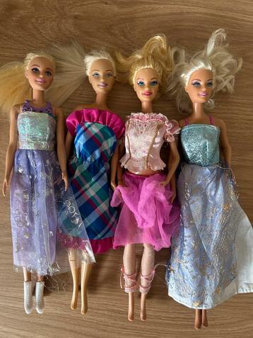 4 Mattel Barbiepoppen - Diverse Outfits beschikbaar voor biedingen