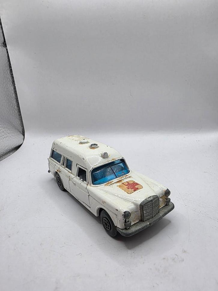 Matchbox Mercedes Benz ambulance, Hobby en Vrije tijd, Modelauto's | 1:43, Auto, Matchbox, Ophalen of Verzenden