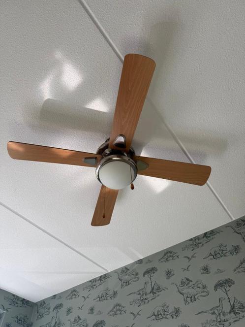 Plafondventilator met lamp (3 standen ventilatorsnelheid), Huis en Inrichting, Lampen | Plafondlampen, Gebruikt, Glas, Hout, Metaal