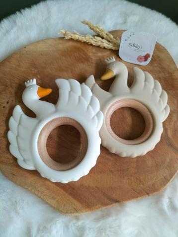 Siliconen Bijtring Zwaan - Wit/Zandkleur beschikbaar voor biedingen