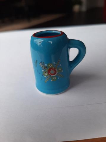 Miniatuur bierpul 3,5 cm hoog , blauw  aardewerk beschikbaar voor biedingen