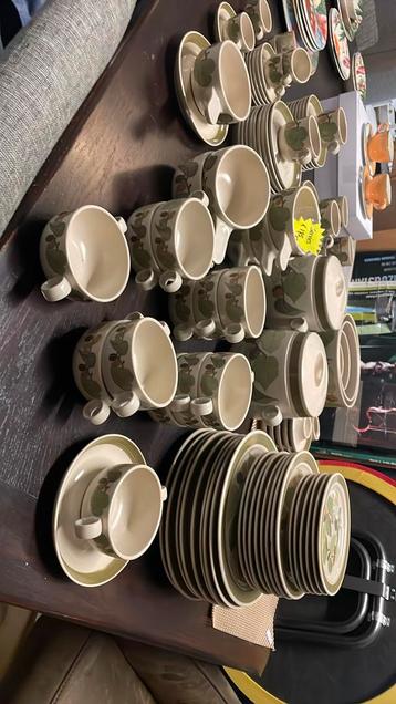 Servies set beschikbaar voor biedingen