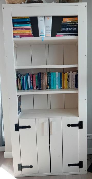 Steigerhouten witte kast beschikbaar voor biedingen