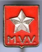 MVV M.V.V. zilverkleurig voetbal club speldje ( Z_040 ), Verzenden, Nieuw, Sport, Speldje of Pin