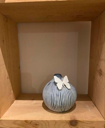 Vaasje met vlinder - 11 cm beschikbaar voor biedingen