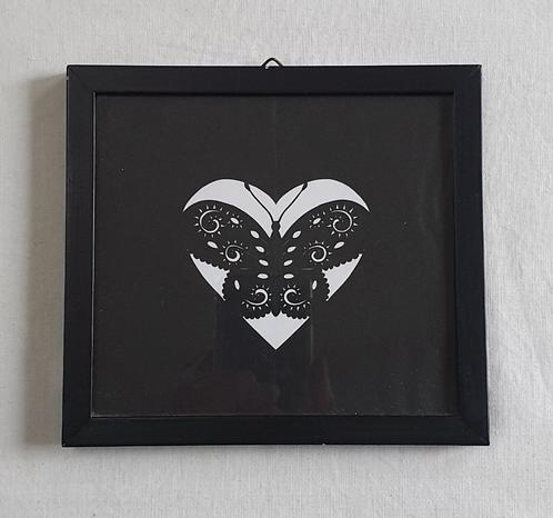 Ingelijste knipselkunst van N. Jorritsma: vlinder in hart, Antiek en Kunst, Kunst | Overige Kunst, Verzenden