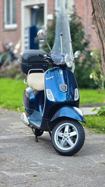 Vespa LX 50.   2015 met topkoffer beschikbaar voor biedingen