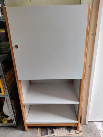 Schilte kast met openslaande deur beschikbaar voor biedingen