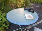Ronde tafel op metalen poot met wielen. vintage stijl. p, Huis en Inrichting, Tafels | Eettafels, Ophalen, Zo goed als nieuw, Rond