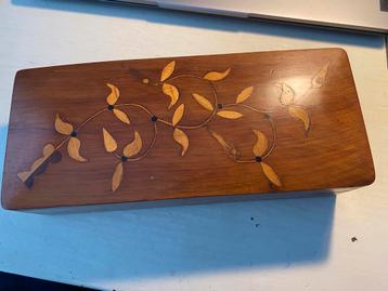Prachtig bewerkt houten kistje beschikbaar voor biedingen