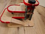 Houten garage Plan Toys - met autolift - Zo goed als nieuw!, Ophalen of Verzenden, Zo goed als nieuw, Jongen of Meisje