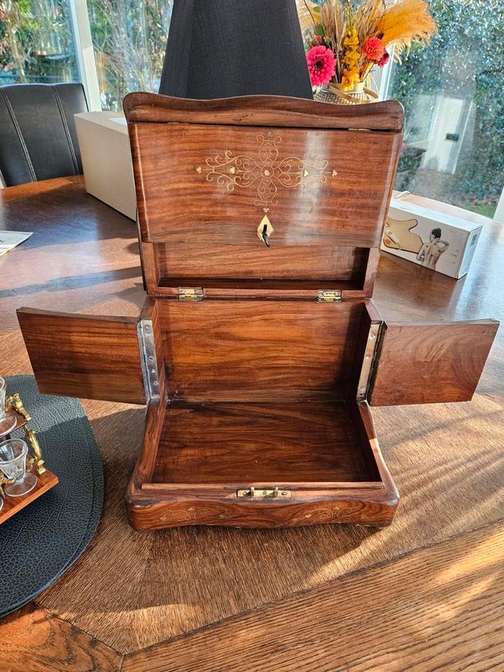 Antiek Houten Drankkastje met Intact Slot, Huis en Inrichting, Woonaccessoires | Kisten, Ophalen of Verzenden