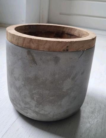 Gave betonnen bloempot beschikbaar voor biedingen