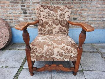 Antieke rookstoel met originele bekleding beschikbaar voor biedingen