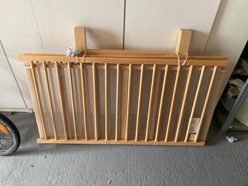 Houten ledikantje beschikbaar voor biedingen