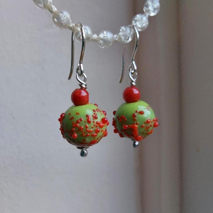Mooie nieuwe zilveren oorbellen Bloedkoraal, groen glaskraal, Sieraden, Tassen en Uiterlijk, Oorbellen, Nieuw, Hangers, Glas, Groen
