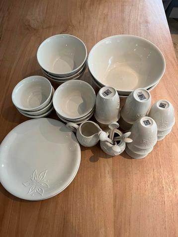 Mooi wit servies met bloem motief beschikbaar voor biedingen