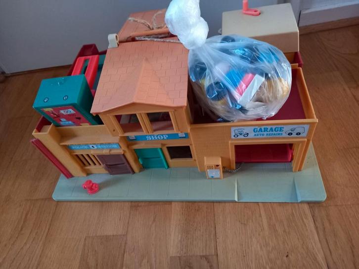 FISHER PRICE GARAGE AUTO HOND RABBELS meccano knexx, Kinderen en Baby's, Speelgoed | Fisher-Price, Zo goed als nieuw, Ophalen of Verzenden