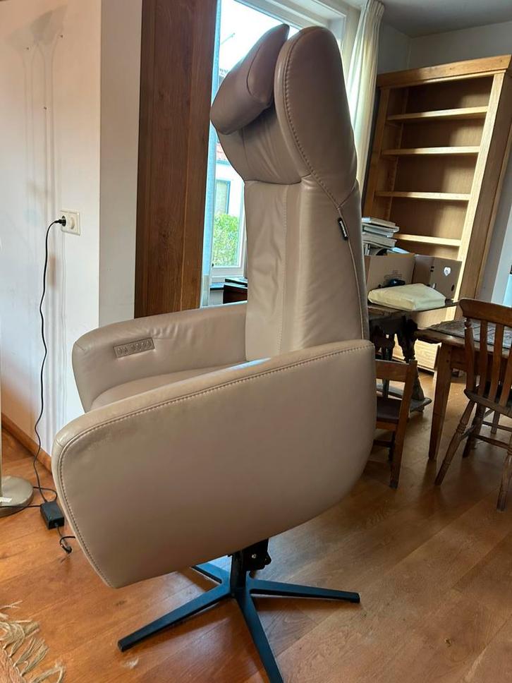 Prominent Sorisso sta op stoel met Elektrische Bediening, Huis en Inrichting, Fauteuils, Gebruikt, Leer, 75 tot 100 cm, Ophalen